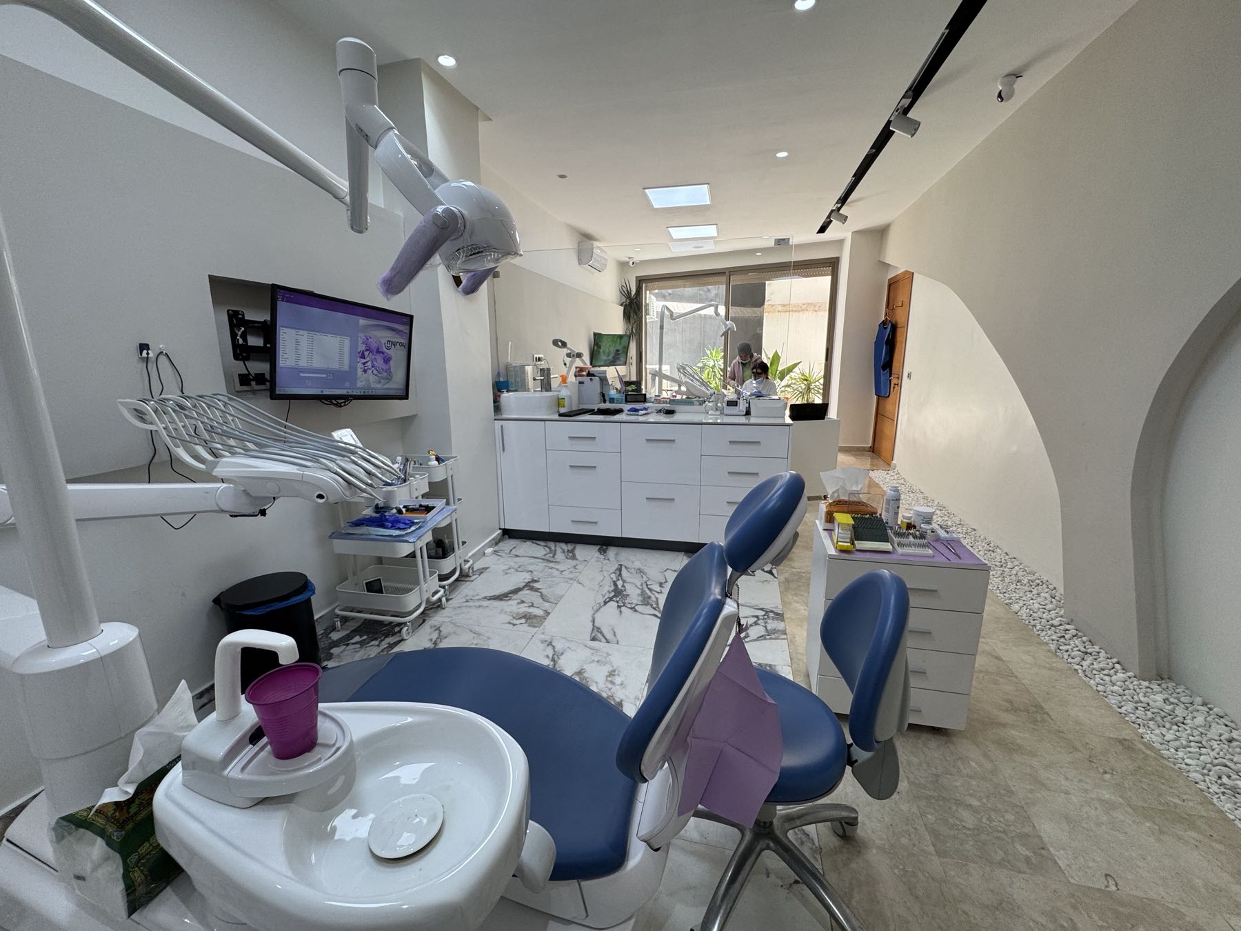 Salle de soins avec vue jardin — Cabinet Chikhaoui