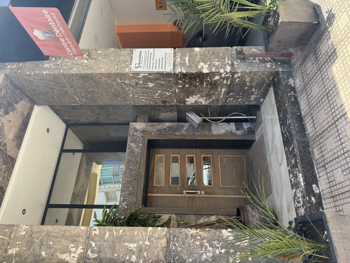 Entrée du cabinet dentaire Chikhaoui Casablanca